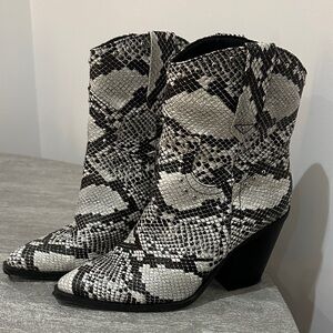 Chic Snakeskin Heeled Boots